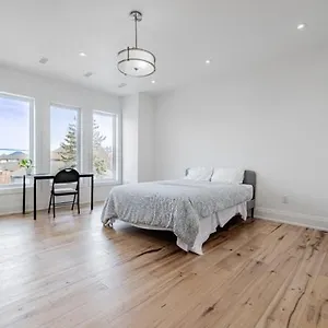Executive In Next To Yorkdale Shopping Centre Séjour chez l'habitant