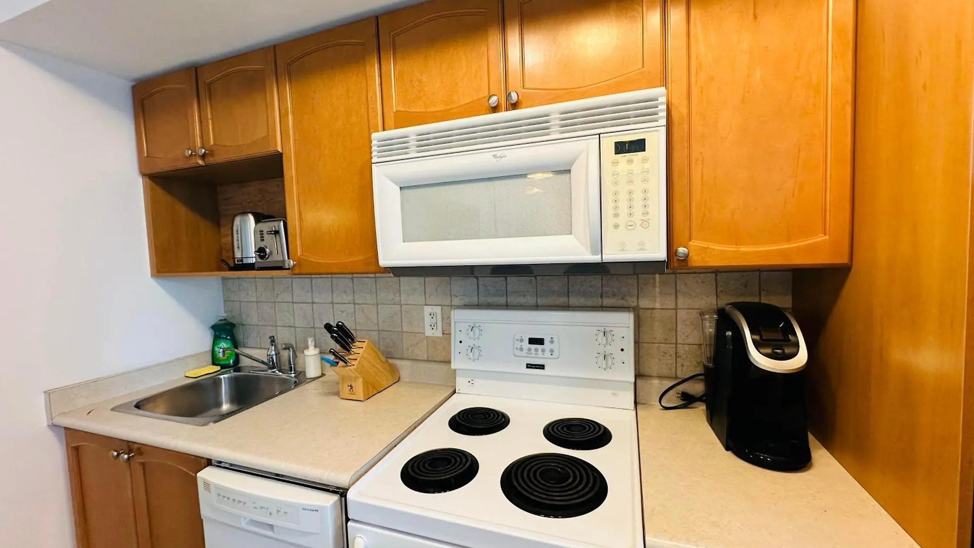 Rivetstays - The Yonge Toronto Apartment